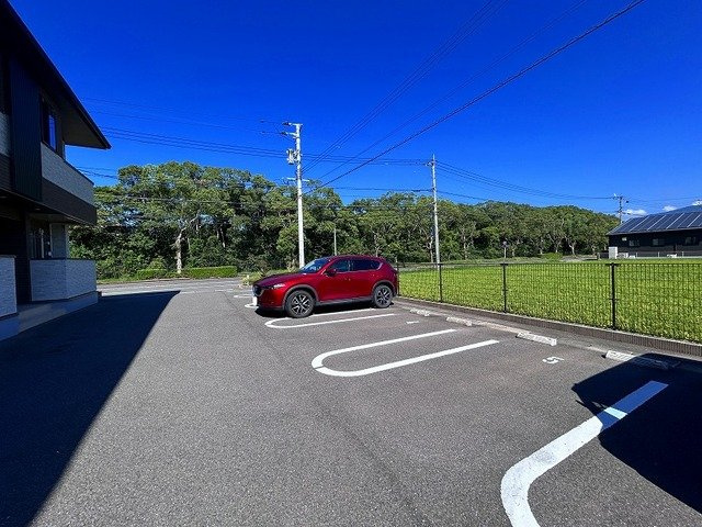 モン　アンテリユール原Ⅰの駐車場|車をお持ちの方に嬉しい駐車場付きの物件です