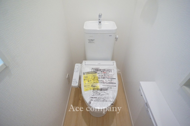 【トイレ】 | 八尾市太田2丁目　【2号棟/全3棟】 | トイレは1階と2階の各階に完備♪ともに同仕様のシャワートイレです☆