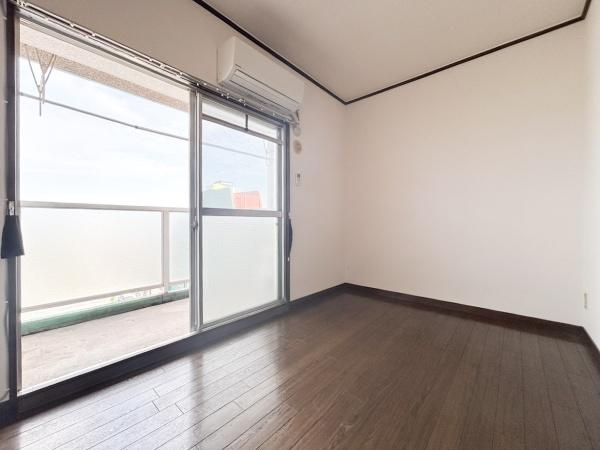つかさアーバングリーン豊町の洋室|大きな窓から光が差し込む洋室です。壁や床もシンプルで使い勝手の良い空間となっています。エアコン付きで快適に過ごせます。バルコニーへのアクセスも便利な設計です。