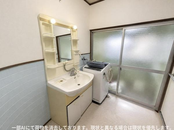 ふじが丘東二丁目　戸建ての独立洗面台|洗面台には収納棚が備わっており小物の整理に便利です。広めのスペースがあり洗濯機も設置できます。鏡の両側には照明も付いています。