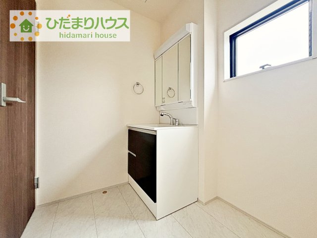 【玄関】 | 第2下妻市鎌庭　新築戸建 | シンプルで使い勝手の良い独立洗面台！