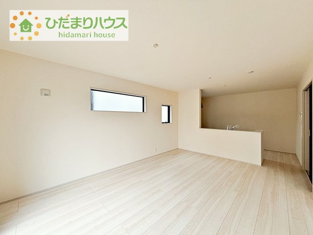 【居間・リビング】 | 第2下妻市鎌庭　新築戸建 | 南に面した大きな窓から差し込む光で日中は電気いらず♪