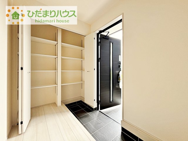 【玄関】 | 第2下妻市鎌庭　新築戸建 | 使い勝手の良い大きなシューズボックス☆乱雑になりがちな玄関をスッキリ見せてくれます！