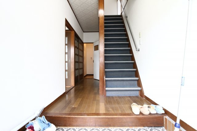 上高丸３丁目戸建の玄関