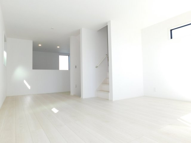 名古屋市東区前浪町の新築一戸建の居間・リビング|◇リビング◇　　南面で明るく広いリビング１９．６帖　三面採光の開放感のある空間♪