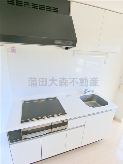 NJプレイスのキッチン|3口グリル付システムキッチン