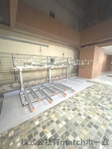 プレジオ江坂ROUGEの駐車場