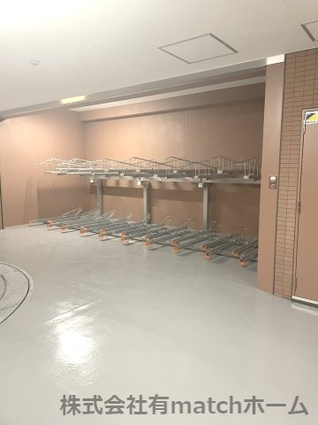 プレジオ江坂ROUGEの駐車場