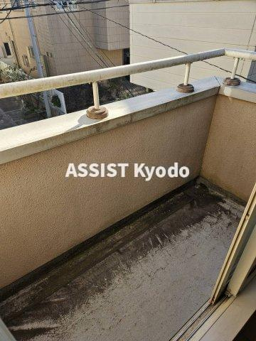 世田谷区弦巻４丁目のアパートのバルコニー