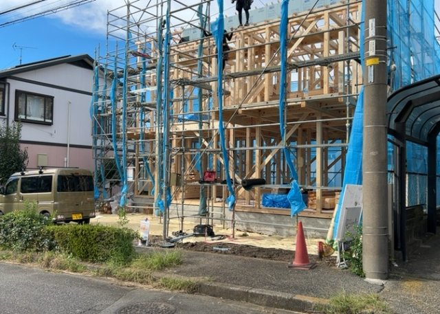 【前面道路含む現地写真】 | 住宅用の土地では前面道路に2m以上接していなければならないと法律で定められています。しかし、お持ちの車のサイズやライフスタイルなどにより、2mでは利便が悪い場合もございますので、事前に確認しましょう。