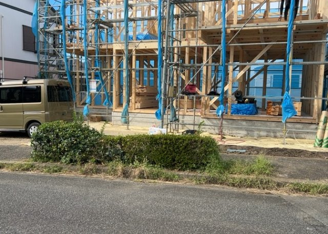 【前面道路含む現地写真】 | お持ちの車種によっては前面道路が広い方が便利でしょう。しかし、前面道路が広ければその分交通量が多くなるため、騒音などが気になる場合があります。実際に現地を見学し、周辺交通量や騒音などを確認しましょう！