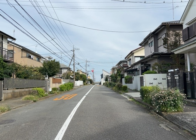 【展望】 | 桜や紅葉の名所に出かける人は多いと思いますが、家にいながら季節の移ろいを感じる生活を送りませんか？リビングや窓から見える景色が生活を彩るワンポイントに！現地から見える景色を堪能してみては如何でしょう。