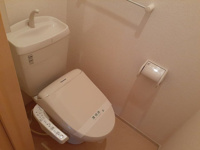 落ち着いた色調のトイレです