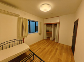 落ち着いて過ごせるお部屋なので、寝室にいかがでしょうか