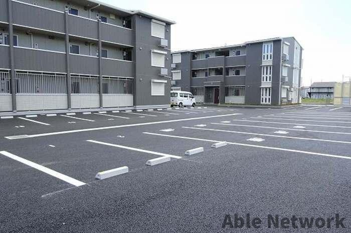 ヒル ヴァレイ Aの駐車場