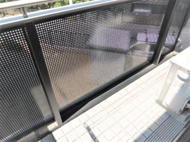 落ち着いた時間を過ごせるバルコニーです
