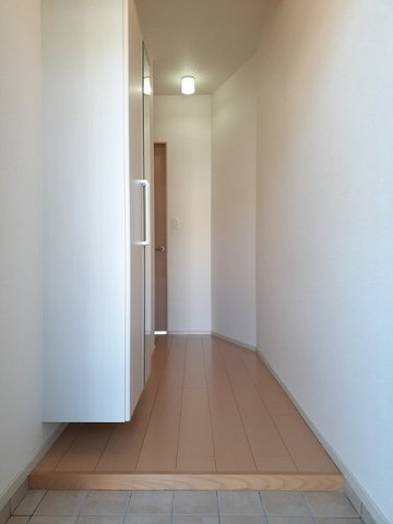 収納もある玄関です