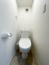 落ち着いた色調のトイレです