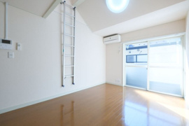 落ち着いた色調の洋室です