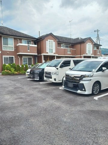 車をお持ちの方に嬉しい駐車場付きの物件です