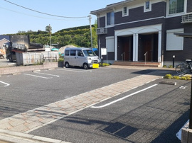 駐車場があるので、車を買う予定の方も安心です