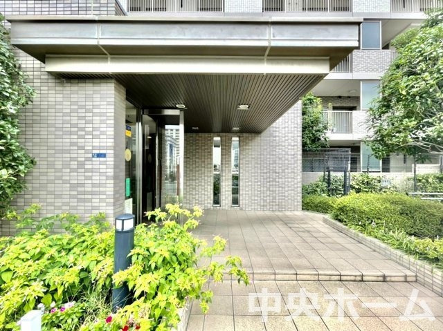 キャナルパーク東京ベイのエントランス|【エントランス】マンションのエントランスは、その物件の印象を決める、顔とも言える場所です。毎日通る場所ですからきれいなのが一番です。エントランス内はオートロックですので暮らしの安全も確保されています。