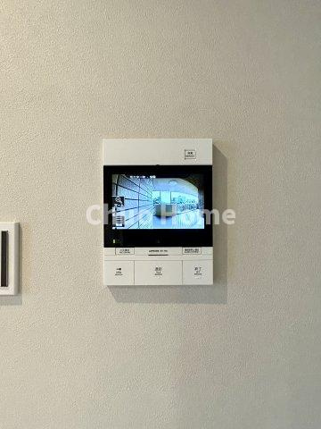 キャナルパーク東京ベイのセキュリティ|【モニターホン】誰が来たかすぐにわかるカラーモニター付きインターホン。通話ボタンを押すまでは室内の音は漏れていませんので相手を確かめてから応対できます。