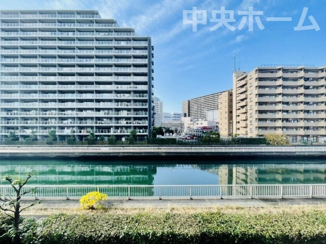 キャナルパーク東京ベイの展望|手を伸ばせば、ふれることが出来そうな環境が、そのままインテリアになったような印象です。その豊かな眺望にふさわしい空間には、通風・採光にも優れ、心地よい光と風があふれています