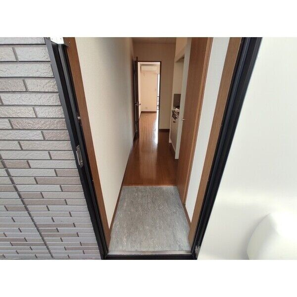 プレジール西ノ京の玄関