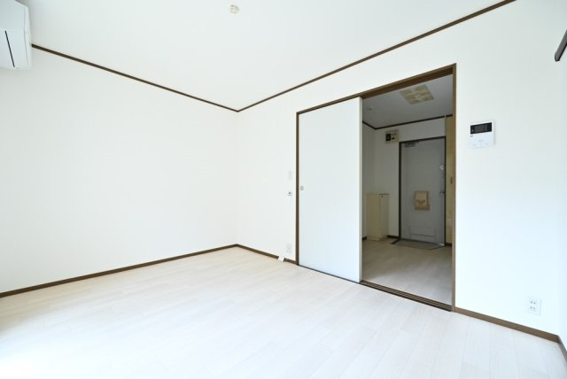 明るい洋室です