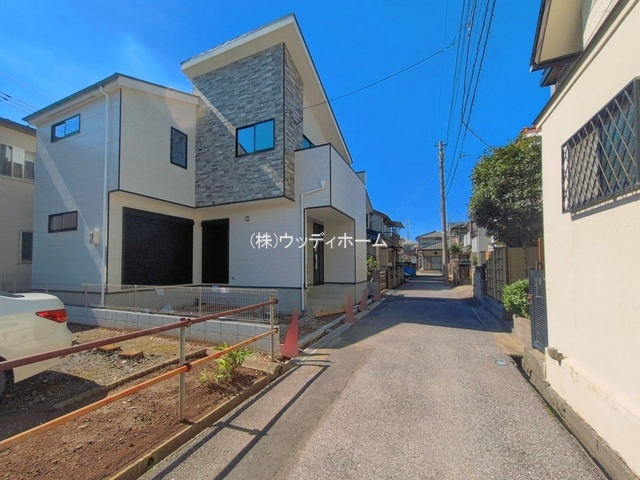 越谷市大沢18期　新築一戸建ての前面道路含む現地写真