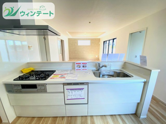 取手市藤代南3期　新築戸建　1号棟のキッチン|調理スペースが広く、収納も豊富なキッチン。シンプルなデザインで清潔感を感じられます。