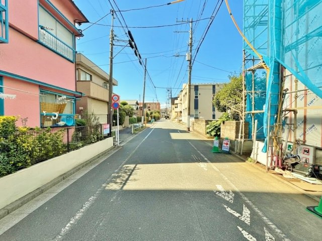 板橋区蓮根2丁目 限定1棟の前面道路含む現地写真|前面道路は広々6.0ｍ公道
お車の出し入れも安心です
穏やかで暮らし心地の良い住宅地です
周辺環境がとっても便利♪♪
お買い物施設が充実しております