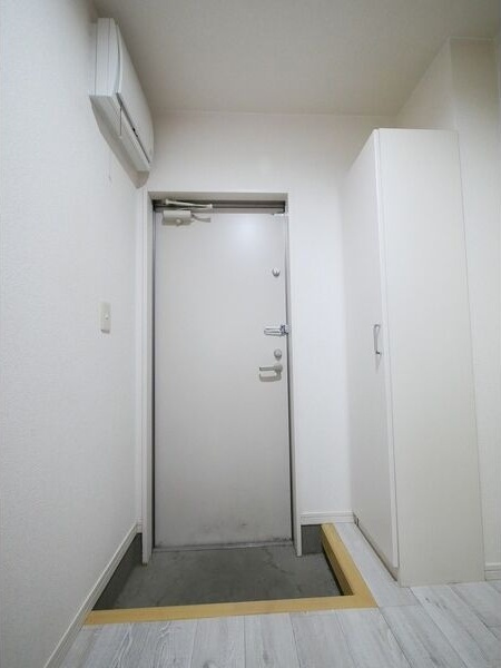 クレフラスト野並A棟の玄関