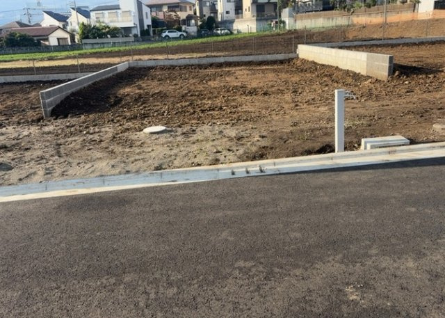 【外観】 | 現在は更地となっています。現地をご見学に行く際は、道路の幅や周辺の交通量、施設などをご確認頂くことをおすすめします！ある程度イメージをつけたいという場合は、同売主の施工事例や完成パースもお見せします。