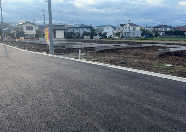 【前面道路含む現地写真】 | 住宅用の土地では前面道路に2m以上接していなければならないと法律で定められています。しかし、お持ちの車のサイズやライフスタイルなどにより、2mでは利便が悪い場合もございますので、事前に確認しましょう。