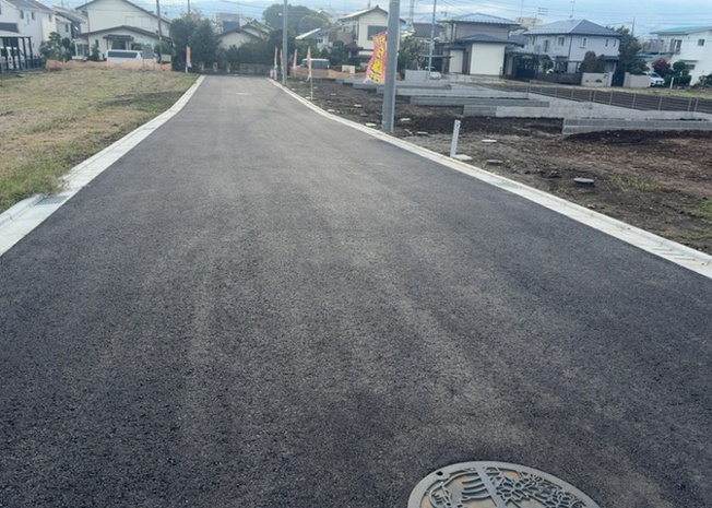 【前面道路含む現地写真】 | お持ちの車種によっては前面道路が広い方が便利でしょう。しかし、前面道路が広ければその分交通量が多くなるため、騒音などが気になる場合があります。実際に現地を見学し、周辺交通量や騒音などを確認しましょう！