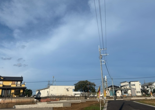 【展望】 | 桜や紅葉の名所に出かける人は多いと思いますが、家にいながら季節の移ろいを感じる生活を送りませんか？リビングや窓から見える景色が生活を彩るワンポイントに！現地から見える景色を堪能してみては如何でしょう。