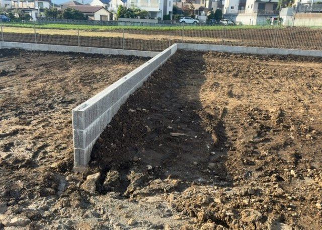 【庭】 | 庭があることでガーデニングや家庭菜園はもちろん、こどもの遊び場やペットを放して遊ぶことができます。また、家の周囲に余裕があるということです。隣地との間があれば、十分な日当たりと、風通しが確保できます。