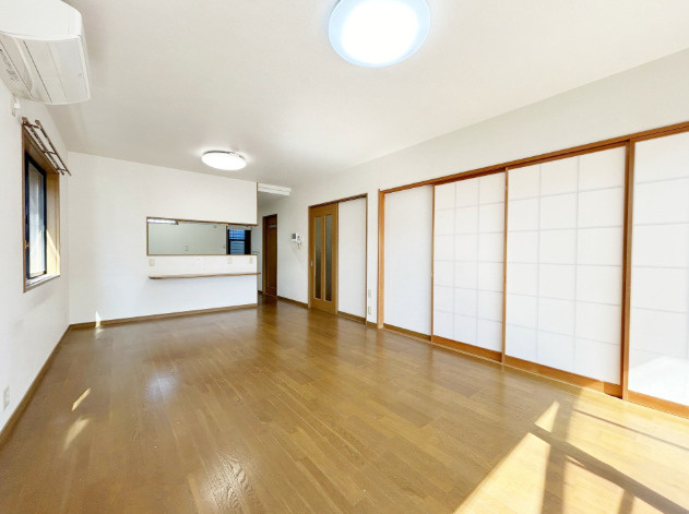 「明るい室内設計が魅力」高知市竹島町　中古一戸建ての居間・リビング|陽光がたっぷりと差し込む開放感溢れる広々LDK！家族が自然と集まる明るく快適な団らん空間です。