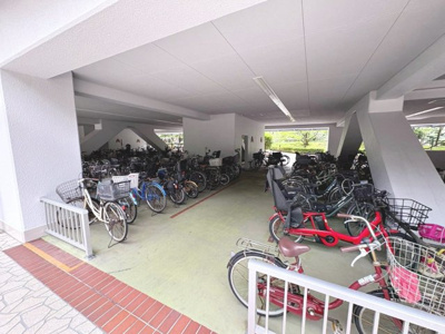 【駐輪場】 | 南港フローラルハイツ２１号棟 | 【駐輪場】屋根ございますので、雨で自転車が濡れないのは、嬉しいポイントですね！
