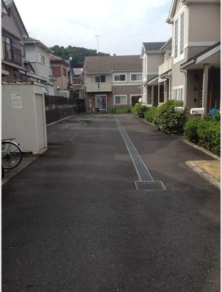 リーベン絹の駐車場