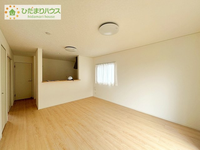 【居間・リビング】 | 下妻市二本紀第2　新築戸建　1号棟 | リビングの窓からはあたたかな日差しが差し込みます(*'▽')