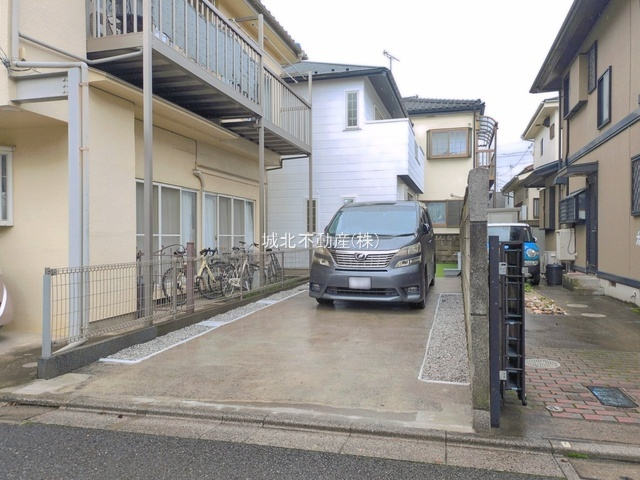練馬区東大泉7丁目の外観|2台駐車可能(車種制限有）
1台駐車して駐輪スペースも充分ございます