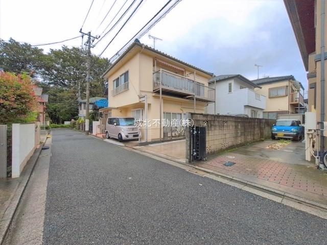 練馬区東大泉7丁目の前面道路含む現地写真|前面道路北西側約4.0ｍ私道に面する立地
小学校や保育園、公園が近く子育てしやすい住環境です