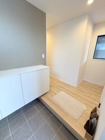 八潮市上馬場　新築戸建　全1棟の玄関|アクセントクロスがオシャレな玄関です