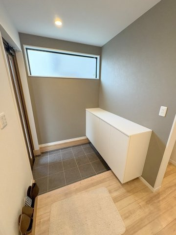 八潮市上馬場　新築戸建　全1棟の玄関|自然光が差し込む窓付きの玄関