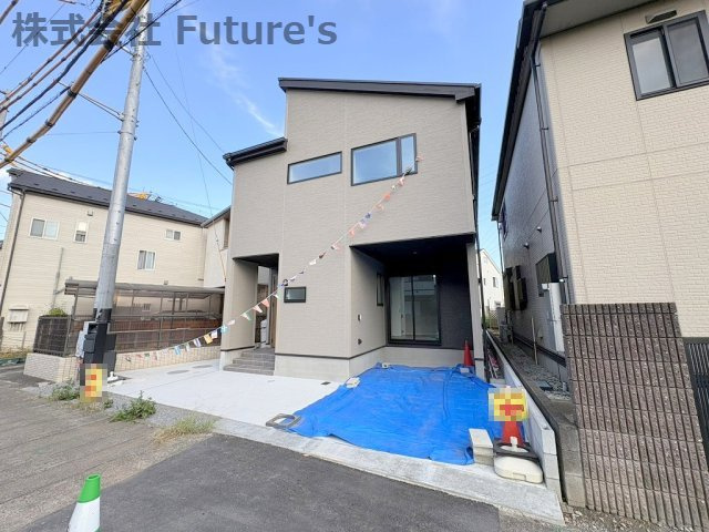 八潮市上馬場　新築戸建　全1棟の外観|車庫1台＋カースペース1台！計2台駐車可能なゆとりの住まい（車種制限あり）