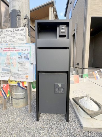八潮市上馬場　新築戸建　全1棟のエントランス|不在時に便利な宅配BOX完備
