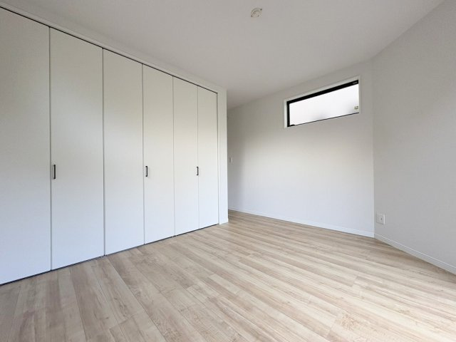 八潮市上馬場　新築戸建　全1棟の洋室|大型クローゼット付きの洋室7.12帖